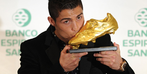 Ronaldo Terima Sepatu Emas Eropa Ronaldo Terima Sepatu Emas Eropa