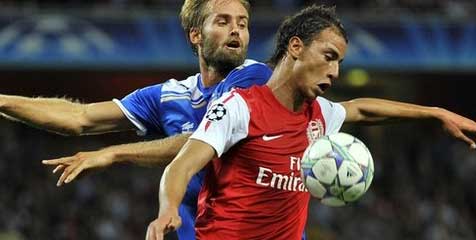 Chamakh Ingin Bertahan di Arsenal