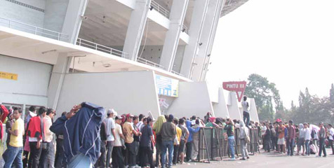 Tiket Habis, Massa Bakar Loket GBK