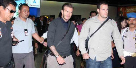 Tiba di Jakarta, Beckham Berpakaian Hitam