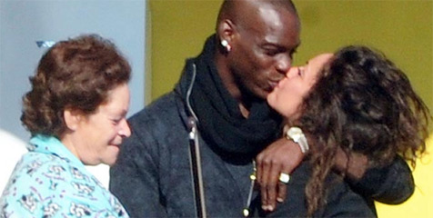 Balotelli Cium Pacar di Depan Sang Mama