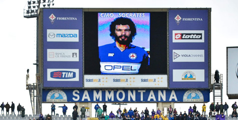 Fiorentina Beri Penghormatan Terakhir Untuk Socrates