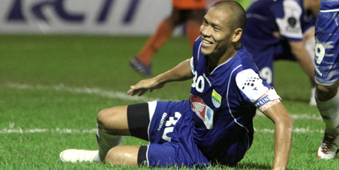 Bobotoh Tak Rela Nova Ngesot Dekat Gawang Persib