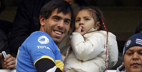 Tak Pusingkan Nasib di City, Tevez Pilih Santai di Pantai Tak Pusingkan Nasib di City, Tevez Pilih Santai di Pantai