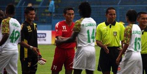 Kiper Persema Cedera Usai Bertabrakan Dengan Pemain Bontang Kiper Persema Cedera Usai Bertabrakan Dengan Pemain Bontang