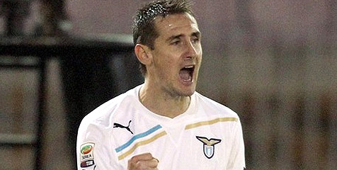 Gila, Tukang Pos Cium Kaki Klose Gila, Tukang Pos Cium Kaki Klose