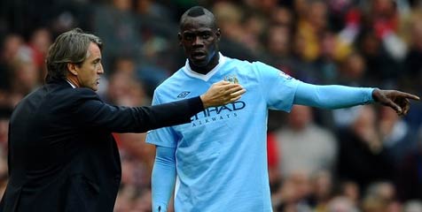 Balotelli Dihukum, Mancini Kecam Wasit Howard Webb Balotelli Dihukum, Mancini Kecam Wasit Howard Webb