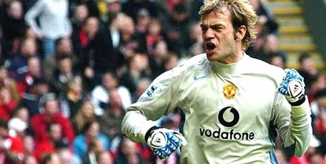 Kiper Veteran Roy Carroll Berlabuh di Olympiacos Kiper Veteran Roy Carroll Berlabuh di Olympiacos