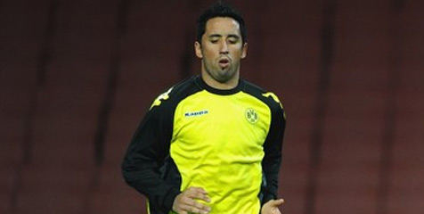 City dan Arsenal Terus Amati Lucas Barrios City dan Arsenal Terus Amati Lucas Barrios