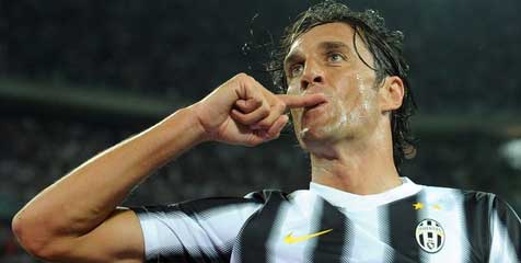 Luca Toni Resmi Tinggalkan Bianconeri