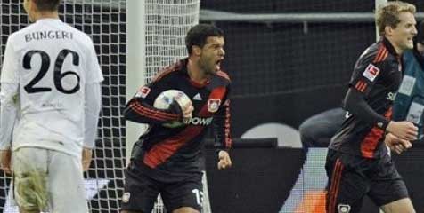 Ballack Bertahan di Leverkusen Hingga Akhir Musim Ballack Bertahan di Leverkusen Hingga Akhir Musim