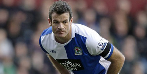 Nelsen Incar Trofi Juara Bersama Spurs