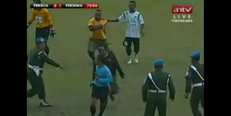 Video: Kerusuhan Suporter di Laga Persija Kontra Persiwa