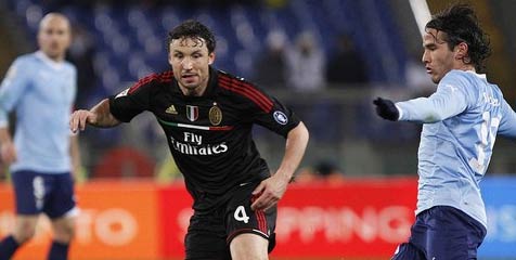 Van Bommel Tak Mengira Bisa Lewati 500 Laga Van Bommel Tak Mengira Bisa Lewati 500 Laga