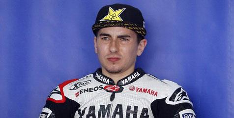 Lorenzo Berlatih Untuk Dapatkan SIM Motor Lorenzo Berlatih Untuk Dapatkan SIM Motor