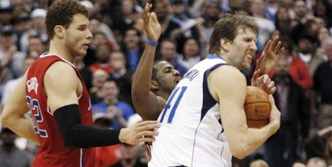 Nowitzki Selamatkan Mavericks Dari Kekalahan Nowitzki Selamatkan Mavericks Dari Kekalahan