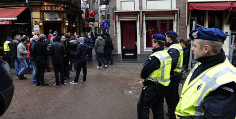 Jelang Duel Lawan United, 76 Fans Ajax Ditangkap Polisi