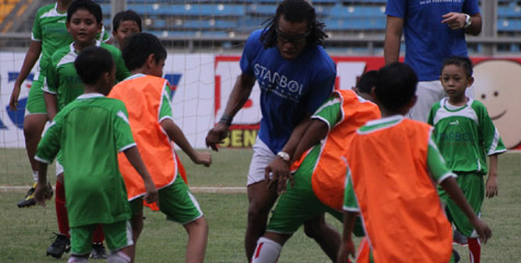 Edgar Davids Tularkan Skil Bola Kepada Anak Indonesia