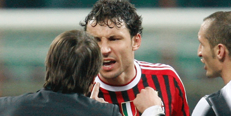 Van Bommel Masih Mungkin Bertahan di Milan