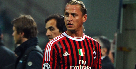 Tinju Borriello, Mexes Diskors Tiga Laga