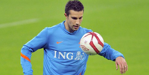 Cedera, Van Persie Diragukan Tampil Lawan Inggris Cedera, Van Persie Diragukan Tampil Lawan Inggris