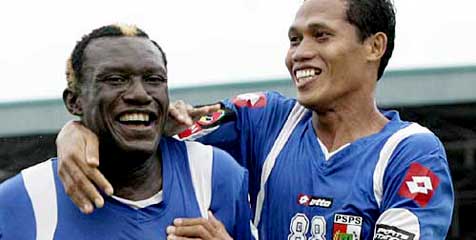 ISL Review: Hat-trick Zaenal Arif Kandaskan Gresik ISL Review: Hat-trick Zaenal Arif Kandaskan Gresik
