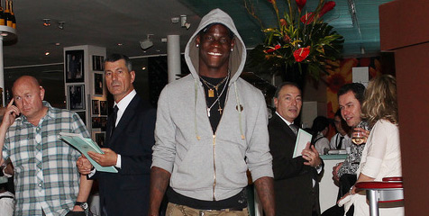 Tolak Lepas 'Hoodie', Balotelli Diusir Keluar Satpam