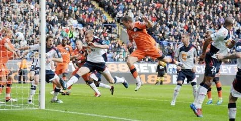 Review: Diwarnai Kontroversi, Bolton Kalahkan QPR