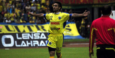 ISL Review: Persegres Taklukkan Persib 'Maung' Bandung ISL Review: Persegres Taklukkan Persib 'Maung' Bandung