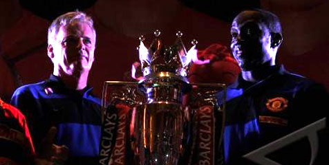 Dwight Yorke Pamerkan Trofi United di Indonesia