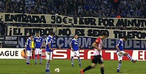 Spanduk Fans Schalke: Sepak Bola Bukanlah Phone Sex Spanduk Fans Schalke: Sepak Bola Bukanlah Phone Sex