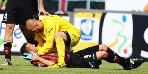Lagi, Pemain Serie B Ambruk di Lapangan Lagi, Pemain Serie B Ambruk di Lapangan