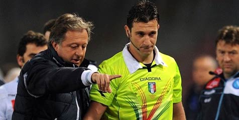 Insiden Wasit Cedera Warnai Kemenangan Napoli Insiden Wasit Cedera Warnai Kemenangan Napoli