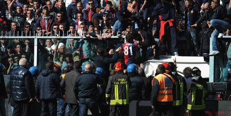 Fans Berulah, Laga Genoa vs Siena Sempat Mandeg