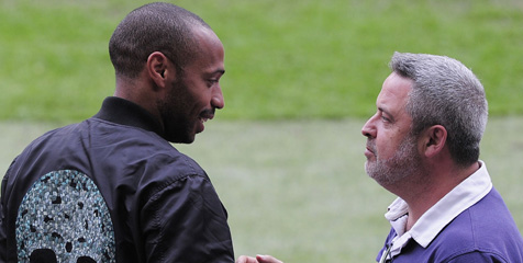 Thierry Henry Sambangi Sesi Latihan Barcelona