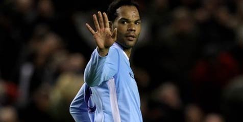 Lescott: Tekanan Kini di Pundak United