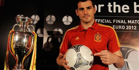 Casillas Perkenalkan Bola Resmi Euro 2012