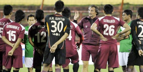 Arema Gunakan Lapangan Karebosi, Petar Segrt Kesal