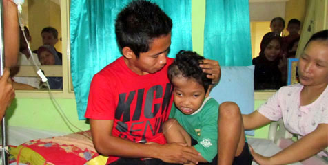 Andik Beri Jersey Timnas Pada Anak Penderita Tumor Ganas