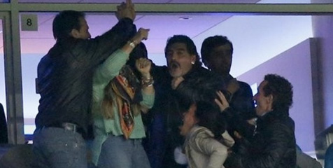 Maradona Tahu Gol Aguero Via Ponsel Fans Maradona Tahu Gol Aguero Via Ponsel Fans