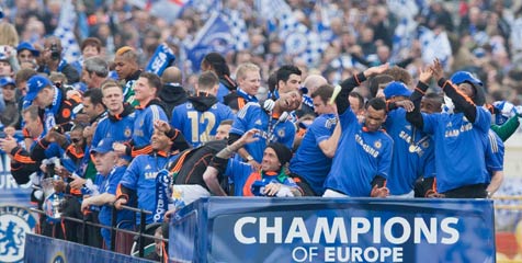 Puluhan Ribu Fans Chelsea Birukan Jalanan London