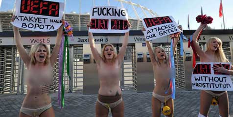 Panitia Euro 2012 Bagi-bagi Kondom