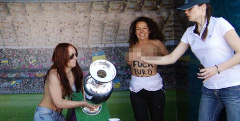 Topless, Aktivis Femen Berusaha Rebut Trofi Euro Topless, Aktivis Femen Berusaha Rebut Trofi Euro