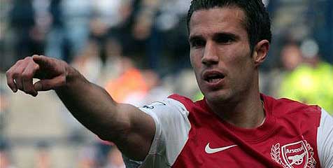 Sagna Yakin RVP Bertahan di Arsenal