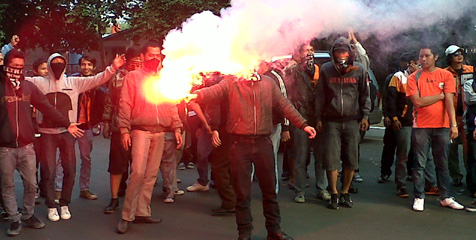 Seorang Remaja (Juga) Babak Belur Dikeroyok Jakmania Seorang Remaja (Juga) Babak Belur Dikeroyok Jakmania