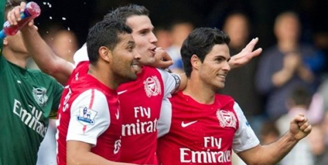 Andre Santos Tak Yakin Van Persie Bertahan