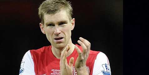 Mertesacker Lega Gabung Arsenal