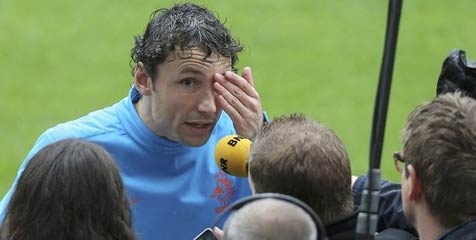 Van Bommel Kecam Ejekan Rasis Pada Skuad Belanda