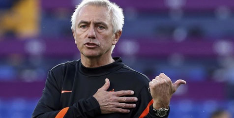 Van Marwijk Keluhkan Rumput Yang Terlalu Panjang