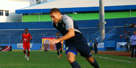 IPL Review: Roman Bawa Arema Hentikan Laju Semen Padang